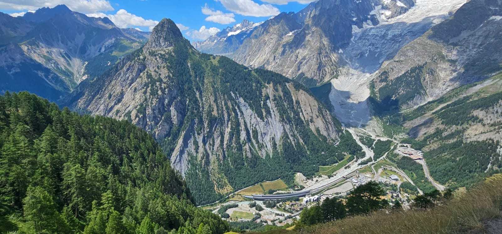 Valle alpino en el Tour du Mont Blanc